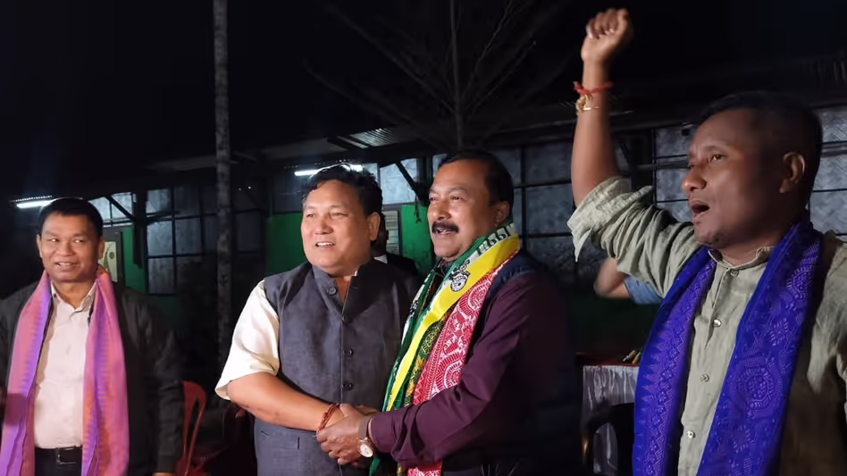 असम 2026 चुनाव से पहले दलबदल की राजनीति घनश्याम दास ने GSP छोड़ी, UPPL में शामिल हुए असम 2026 चुनाव से पहले दलबदल की राजनीति घनश्याम दास ने GSP छोड़ी, UPPL में शामिल हुए