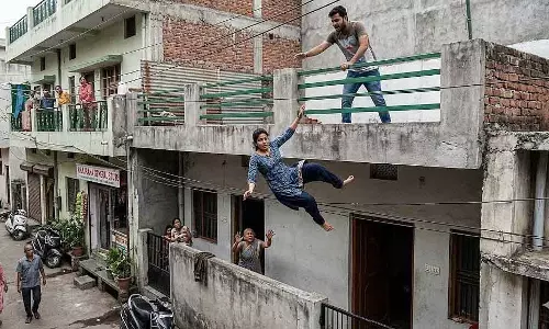 MP : मंज़िल की छत से गिरने से लड़की गंभीर रूप से घायल MP : मंज़िल की छत से गिरने से लड़की गंभीर रूप से घायल