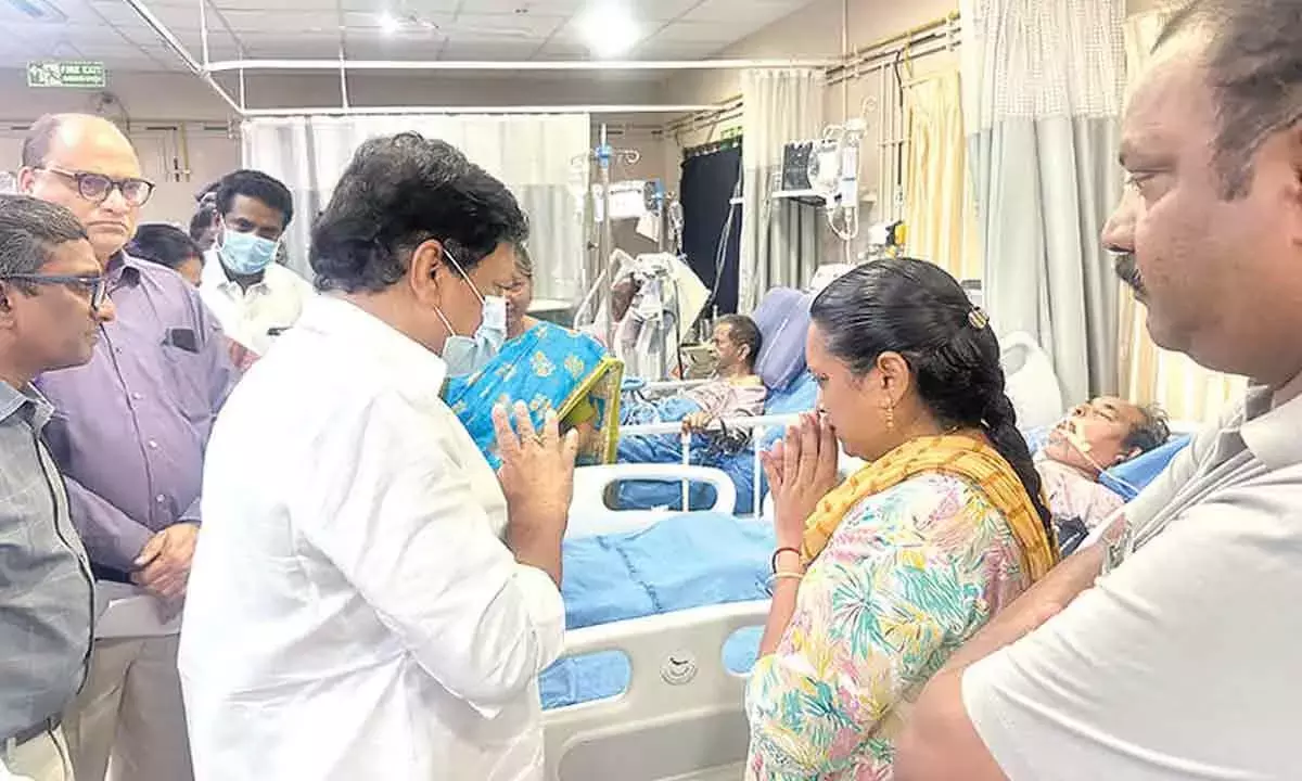Andhra: पर्यटन मंत्री ने मिलावटी दूध के पीड़ितों से मुलाकात की