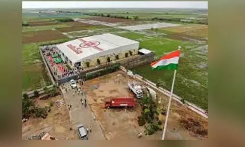 एक अज्ञात व्यक्ति Jana Sena Office में घुस गया और कारों में तोड़फोड़ की एक अज्ञात व्यक्ति Jana Sena Office में घुस गया और कारों में तोड़फोड़ की