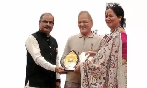 J&K की टीचर को उनके शानदार काम के लिए अवॉर्ड मिला J&K की टीचर को उनके शानदार काम के लिए अवॉर्ड मिला