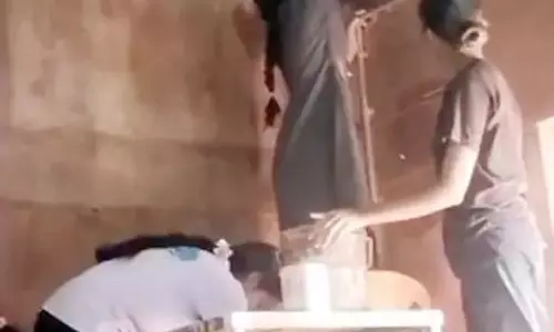 छात्रावास की रंगाई-पुताई कर रही छात्राएं, वीडियो वायरल छात्रावास की रंगाई-पुताई कर रही छात्राएं, वीडियो वायरल
