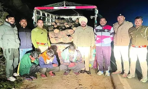 5 लाख की खैर की लकड़ी के साथ तस्कर ढेर