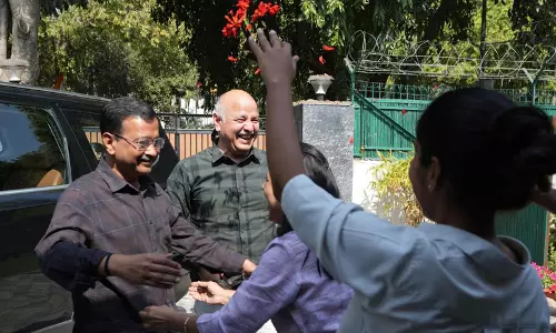 उत्पाद शुल्क नीति मामले में बरी होने के बाद Kejriwal का परिवार ने किया स्वागत उत्पाद शुल्क नीति मामले में बरी होने के बाद Kejriwal का परिवार ने किया स्वागत