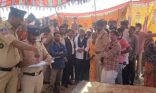 AIIMS Bibinagar के डॉक्टरों ने हिरासत में मौत के बाद कार्ला राजेश की जांच की AIIMS Bibinagar के डॉक्टरों ने हिरासत में मौत के बाद कार्ला राजेश की जांच की