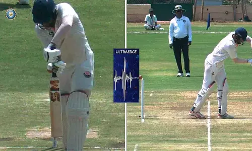 गेंद Stumps को छूती है लेकिन बेल्स हिलने से पूरी तरह मना कर देती गेंद Stumps को छूती है लेकिन बेल्स हिलने से पूरी तरह मना कर देती