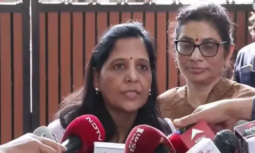 अस्पताल से डिस्चार्ज पर Sunita Kejriwal का भावुक बयान अस्पताल से डिस्चार्ज पर Sunita Kejriwal का भावुक बयान