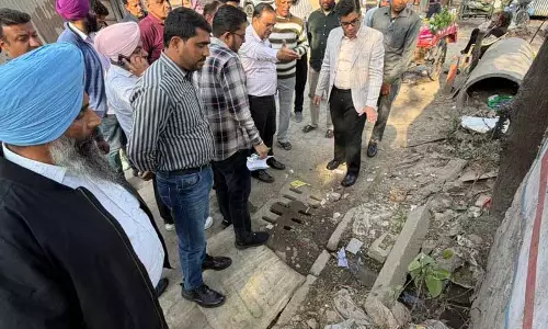 Chandigarh के मेयर सौरभ जोशी ने हल्लोमाजरा का दौरा किया, नागरिक कामों में तेज़ी लाने पर ज़ोर दिया Chandigarh के मेयर सौरभ जोशी ने हल्लोमाजरा का दौरा किया, नागरिक कामों में तेज़ी लाने पर ज़ोर दिया