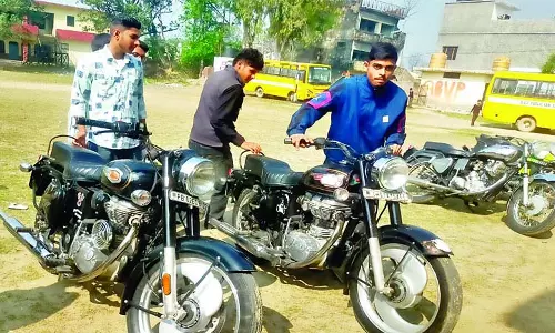 पुलिस ने बुलेट चालकों पर चलाया डंडा