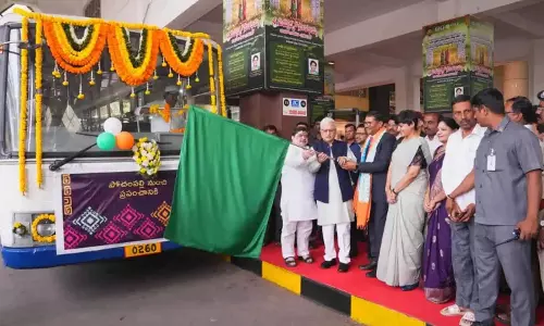 TGSRTC ने राज्य भर की बसों में तेलंगाना की GI विरासत का अनावरण किया TGSRTC ने राज्य भर की बसों में तेलंगाना की GI विरासत का अनावरण किया
