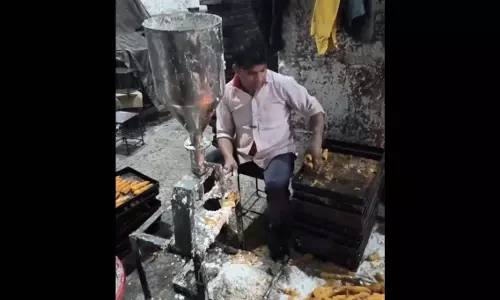 सावधान! क्या आपका पसंदीदा क्रीम रोल भी ऐसे ही बन रहा है? वायरल वीडियो देख फूटा लोगों का गुस्सा