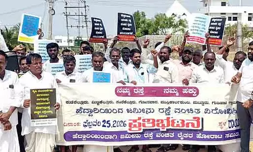 Raichur : हाईवे निर्माण में अव्यवस्था की निंदा करते हुए विरोध प्रदर्शन