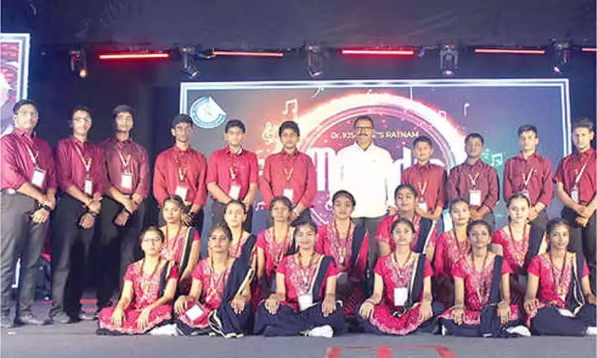 Andhra: स्कूल का सालगिरह का जश्न बड़े पैमाने पर मनाया गया Andhra: स्कूल का सालगिरह का जश्न बड़े पैमाने पर मनाया गया