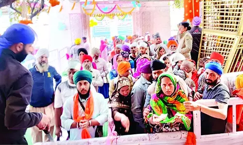 श्रद्धालुओं ने चरणगंगा में स्नान करने के बाद बेरी साहिब में नवाया शीश