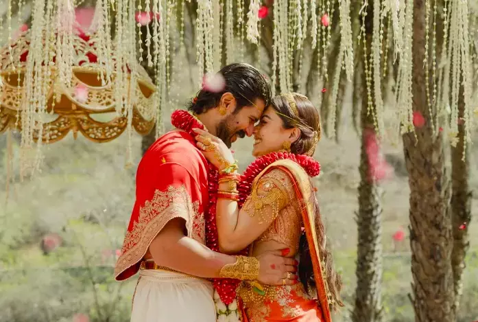 Vijay की ग्रैंड वेडिंग के बाद आनंद देवरकोंडा ने अपनी वादिना रश्मिका मंदाना का गर्मजोशी से स्वागत किया