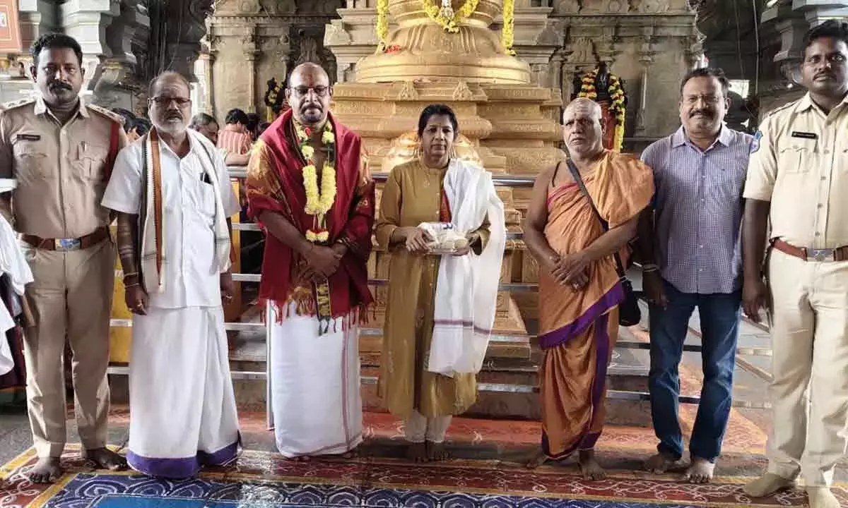 Telangana: जस्टिस एस. थुरैराजा श्रीलंका ने भगवान राम मंदिर भद्राचलम में विशेष पूजा की