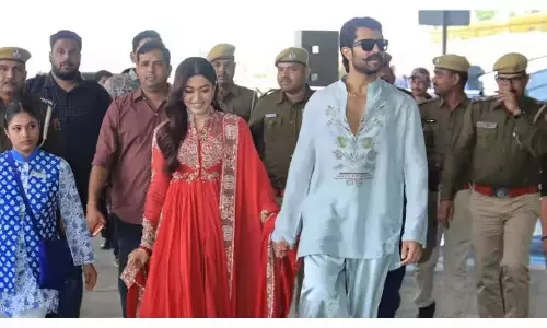 Vijay Deverakonda –रश्मिका मंदाना पहली बार पब्लिक में दिखे Vijay Deverakonda –रश्मिका मंदाना पहली बार पब्लिक में दिखे