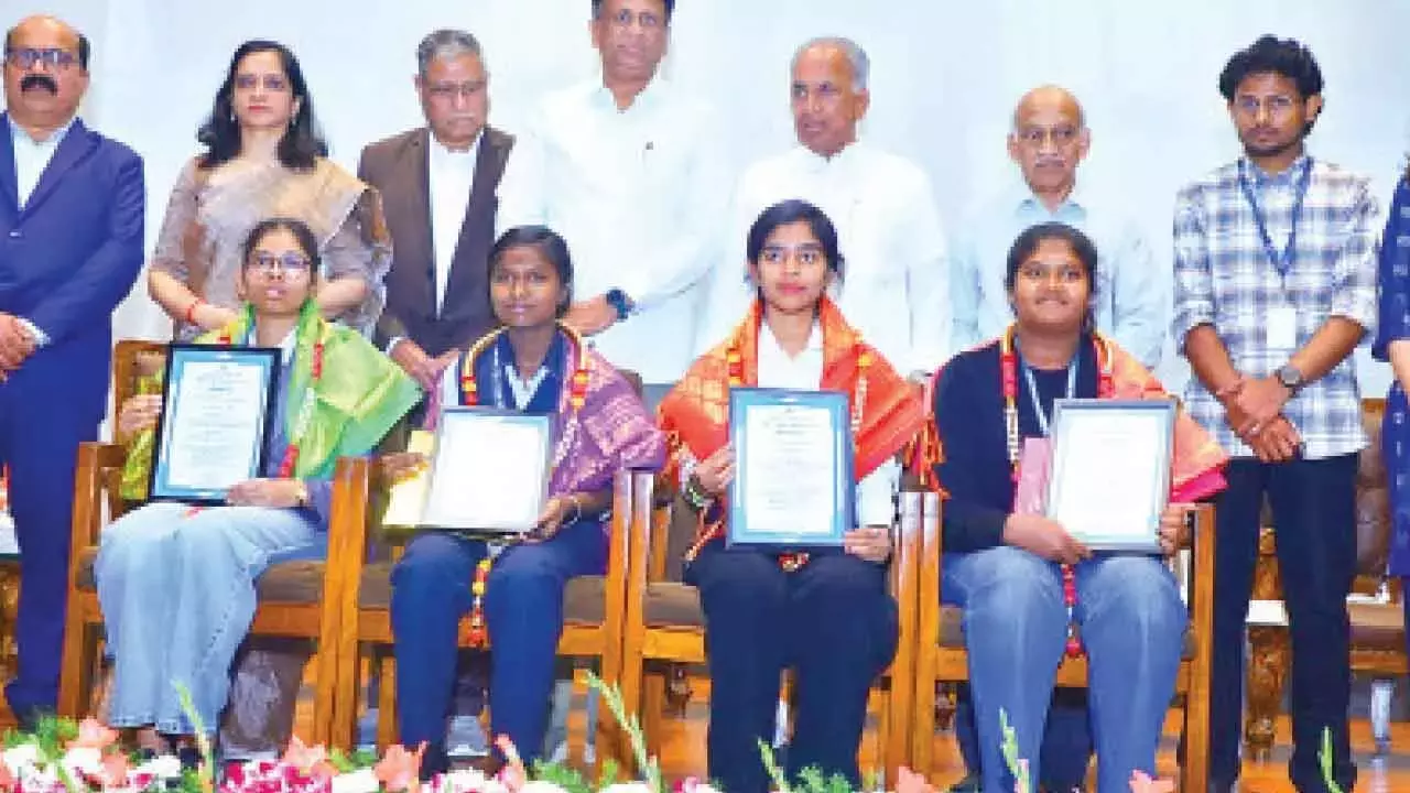 Karnataka: बोसराजू ने कहा कि कर्नाटक 60 से ज़्यादा आवासीय स्कूलों में इनोवेशन लैब्स स्थापित करेगा Karnataka: बोसराजू ने कहा कि कर्नाटक 60 से ज़्यादा आवासीय स्कूलों में इनोवेशन लैब्स स्थापित करेगा