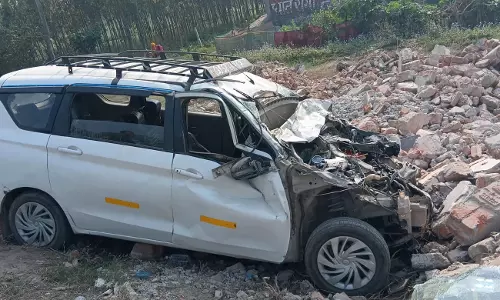 Bareilly: तेज रफ्तार कार खड़ी पिकअप से टकराकर खाई में पलटी