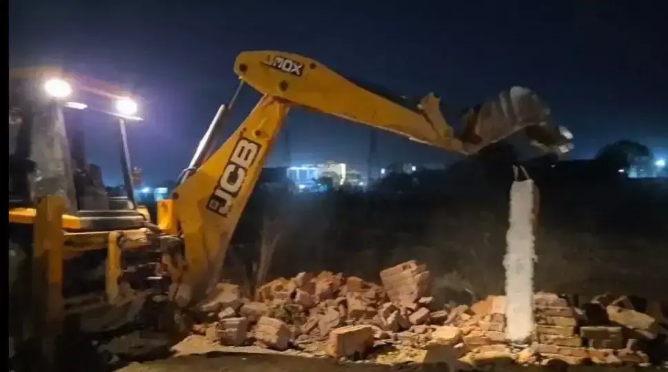 Damoh: सड़क चौड़ीकरण में बाधा बन रहे थे अतिक्रमण, देर रात तक चला प्रशासन का अभियान