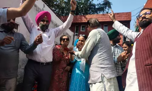 चंडीगढ़ AAP यूनिट ने एक्साइज पॉलिसी केस में केजरीवाल, सिसोदिया के बरी होने पर जश्न मनाया चंडीगढ़ AAP यूनिट ने एक्साइज पॉलिसी केस में केजरीवाल, सिसोदिया के बरी होने पर जश्न मनाया