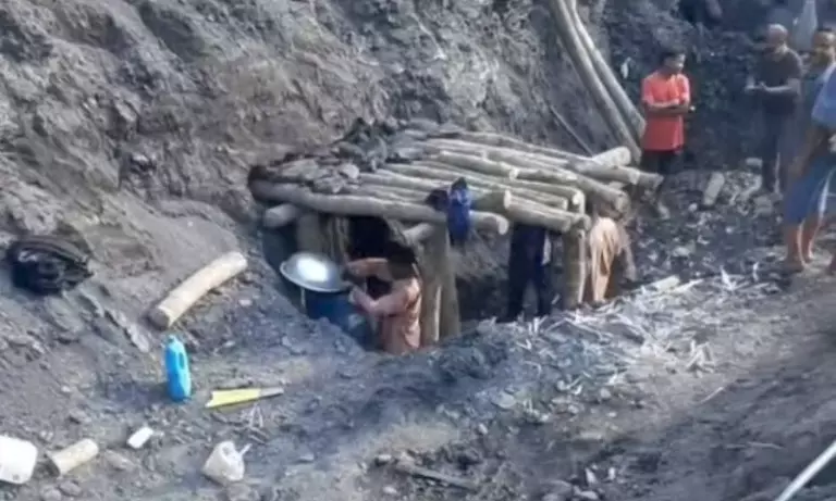 Assam एक्टिविस्ट ने देहिंग पटकाई के पास गैरकानूनी कोयला खनन का मुद्दा उठाया Assam एक्टिविस्ट ने देहिंग पटकाई के पास गैरकानूनी कोयला खनन का मुद्दा उठाया