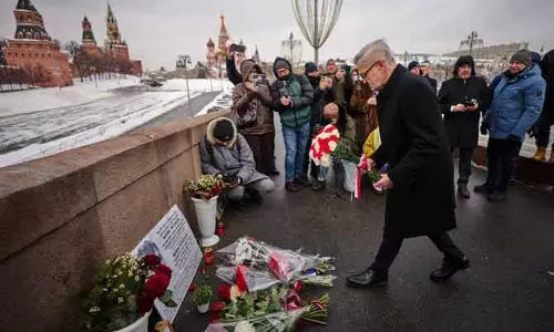Kremlin पर नेम्त्सोव की बरसी पर अकेला पुलिस ऑफिसर Kremlin पर नेम्त्सोव की बरसी पर अकेला पुलिस ऑफिसर