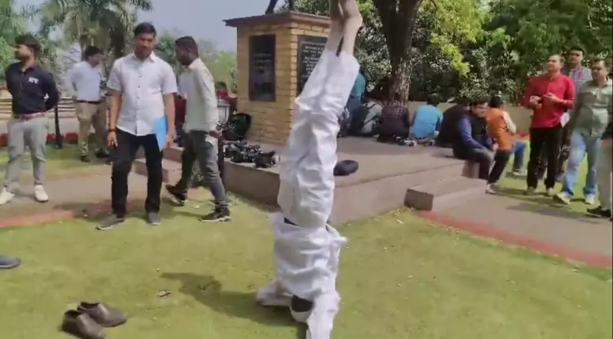 Bhopal: हर्ष फायरिंग मामले में कांग्रेस विधायक ने किया शीर्षासन Bhopal: हर्ष फायरिंग मामले में कांग्रेस विधायक ने किया शीर्षासन