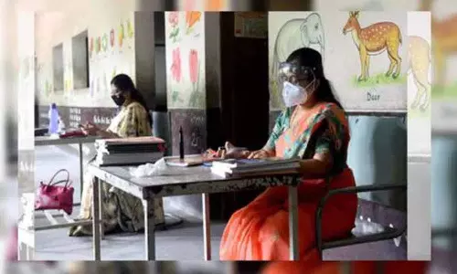 तेलंगाना शिक्षा आयोग ने शिक्षकों के वेतन में कटौती और EAPCET को खत्म करने की मांग की तेलंगाना शिक्षा आयोग ने शिक्षकों के वेतन में कटौती और EAPCET को खत्म करने की मांग की