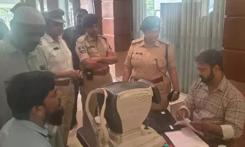 Cyberabad police ने भारी वाहन चालकों के लिए आंखों की जांच की