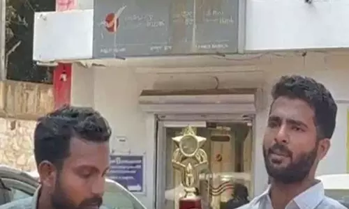Kerala Congress छात्र शाखा ने वीना जॉर्ज को ट्रॉफी और नेक-ब्रेस भेंट किया Kerala Congress छात्र शाखा ने वीना जॉर्ज को ट्रॉफी और नेक-ब्रेस भेंट किया