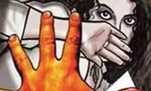 Minor लड़की के यौन उत्पीड़न का शक पुलिस कस्टडी में Minor लड़की के यौन उत्पीड़न का शक पुलिस कस्टडी में