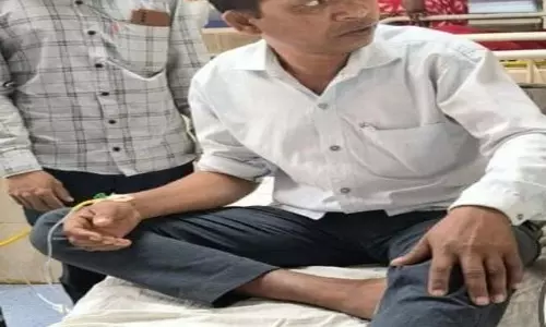PM आवास में देरी पर बवाल: ग्राम रोजगार सहायक पर कुल्हाड़ी से किया हमला PM आवास में देरी पर बवाल: ग्राम रोजगार सहायक पर कुल्हाड़ी से किया हमला