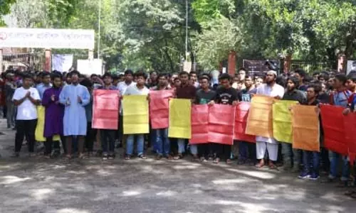 Bangladesh: रेप-हिंसा पीड़ितों के लिए न्याय की मांग को लेकर छात्रों का विरोध प्रदर्शन Bangladesh: रेप-हिंसा पीड़ितों के लिए न्याय की मांग को लेकर छात्रों का विरोध प्रदर्शन