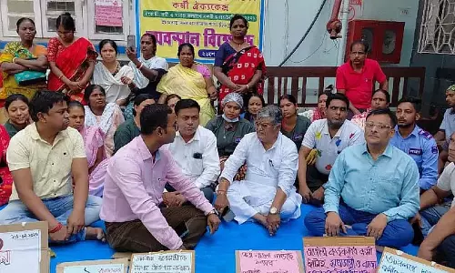 कर्मचारियों के धरने में अचानक MLA और अस्पताल प्रमुख पहुंचे कर्मचारियों के धरने में अचानक MLA और अस्पताल प्रमुख पहुंचे