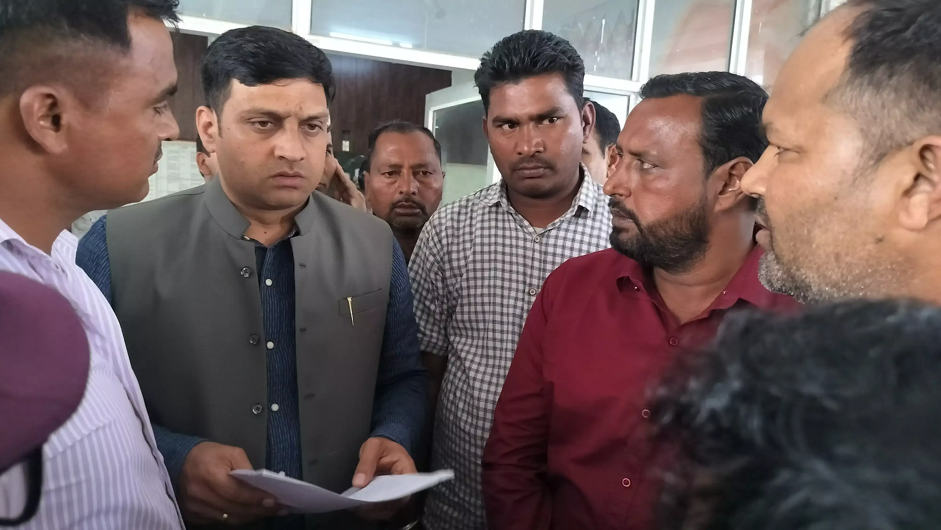 Jind: शहर में सफाई कर्मियों ने निकाला विरोध मार्च Jind: शहर में सफाई कर्मियों ने निकाला विरोध मार्च