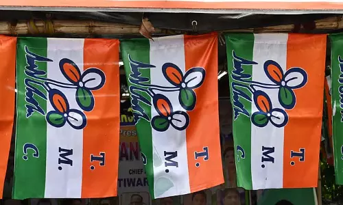 Trinamool नेता चुनाव से पहले विकास रिपोर्ट के साथ वोटरों तक पहुंच रहे Trinamool नेता चुनाव से पहले विकास रिपोर्ट के साथ वोटरों तक पहुंच रहे
