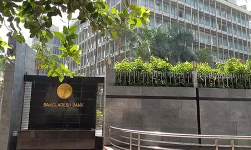 Central Bank परिसर में अफरा-तफरी ने बढ़ाई चिंता, वरिष्ठ अधिकारी को जबरन पद से हटाया Central Bank परिसर में अफरा-तफरी ने बढ़ाई चिंता, वरिष्ठ अधिकारी को जबरन पद से हटाया