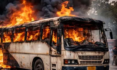 चलती बस में लगी आग, बाल-बाल बचे 60 यात्री