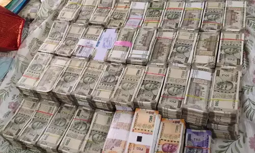 Kadapa में गाड़ी से ₹2.52 करोड़ कैश ज़ब्त, दो हिरासत में