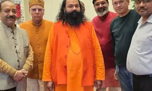 Haridwar: आश्रम में भव्य फूल होली का आयोजन Haridwar: आश्रम में भव्य फूल होली का आयोजन