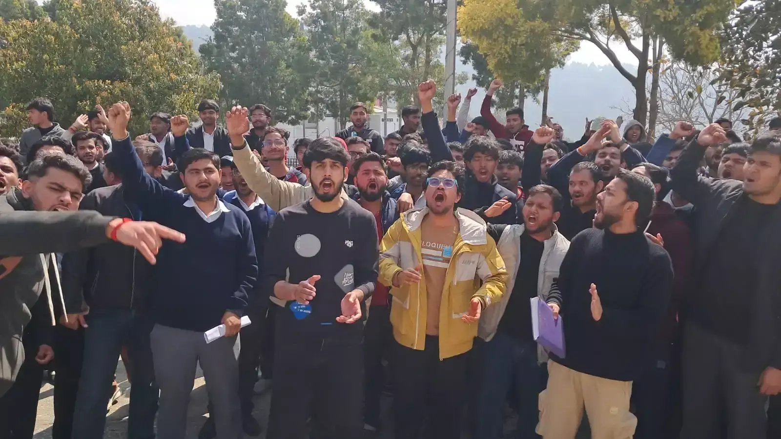 Pauri Garhwal: नई शिक्षा प्रणाली के खिलाफ छात्रों ने जताई नाराजगी Pauri Garhwal: नई शिक्षा प्रणाली के खिलाफ छात्रों ने जताई नाराजगी