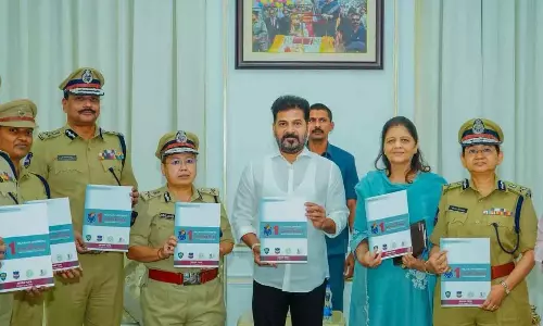 पुलिसिंग में महिलाओं की भागीदारी बढ़ाने पर CM रेवंत रेड्डी का फोकस पुलिसिंग में महिलाओं की भागीदारी बढ़ाने पर CM रेवंत रेड्डी का फोकस