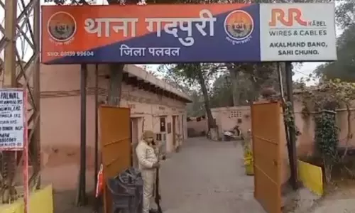Palwal: पुलिस चौकी पर हमला, एसएचओ की गाड़ी पर पथराव Palwal: पुलिस चौकी पर हमला, एसएचओ की गाड़ी पर पथराव