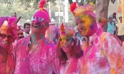 बेफिक्र होकर मनाए Holi, जिद्दी रंगों से नाखूनों को बचाने के लिए अपनाएं ये आसान टिप्स बेफिक्र होकर मनाए Holi, जिद्दी रंगों से नाखूनों को बचाने के लिए अपनाएं ये आसान टिप्स