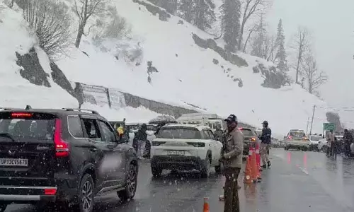 बर्फबारी: अटल टनल पर ताजा हिमपात, यातायात प्रभावित बर्फबारी: अटल टनल पर ताजा हिमपात, यातायात प्रभावित
