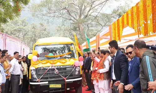 CM धामी ने स्वास्थ्य और शिक्षा सेवाओं को बढ़ावा देने के लिए CSR वाहनों को हरी झंडी दिखाकर रवाना किया CM धामी ने स्वास्थ्य और शिक्षा सेवाओं को बढ़ावा देने के लिए CSR वाहनों को हरी झंडी दिखाकर रवाना किया