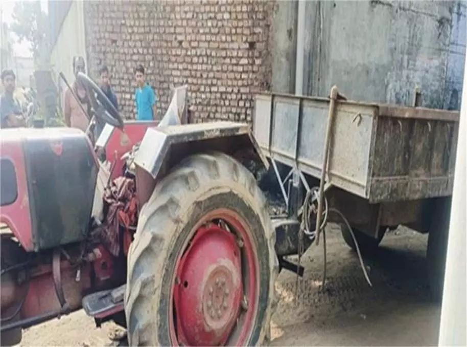 Jalandhar: घर के बाहर खेल रहे 4 साल के बच्चे को ट्रैक्टर-ट्रॉली ने कुचला Jalandhar: घर के बाहर खेल रहे 4 साल के बच्चे को ट्रैक्टर-ट्रॉली ने कुचला