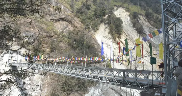BRO द्वारा चुंगथांग-लाचेन मार्ग को बहाल करने पर राज्य मंत्री ने ताराम चू पुल का उद्घाटन किया BRO द्वारा चुंगथांग-लाचेन मार्ग को बहाल करने पर राज्य मंत्री ने ताराम चू पुल का उद्घाटन किया