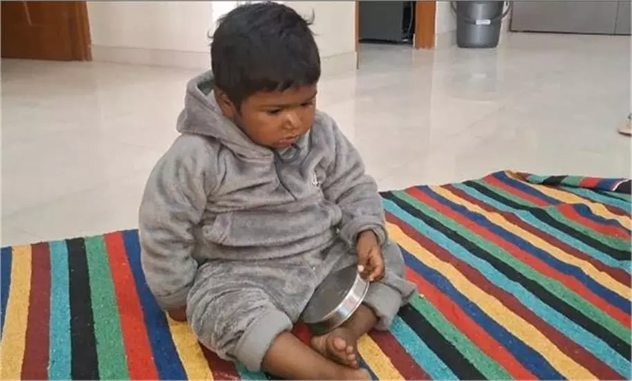 Haryana: रेलवे कॉलोनी में 2 साल की बच्ची मिली, पुलिस माता-पिता की तलाश कर रही है Haryana: रेलवे कॉलोनी में 2 साल की बच्ची मिली, पुलिस माता-पिता की तलाश कर रही है